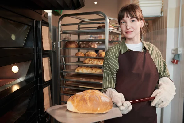 Mladý pekař pečení čerstvý chléb — Stock fotografie