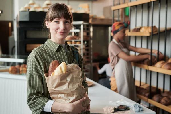 Žena kupující čerstvý chléb — Stock fotografie