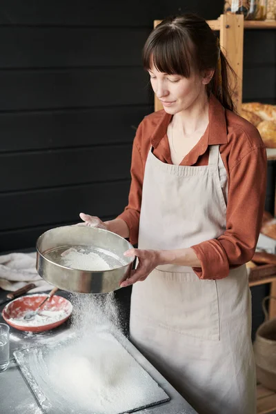 Kvinna bakning i köket — Stockfoto