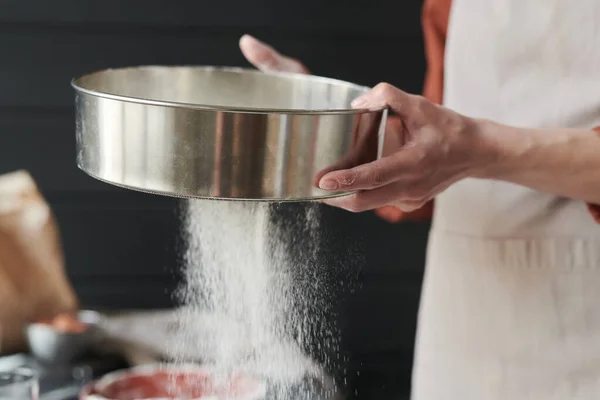 Vaktmästare bakning med mjöl — Stockfoto