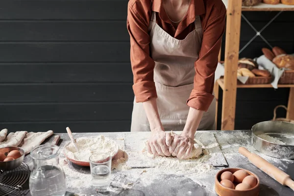 Baker gör en deg — Stockfoto