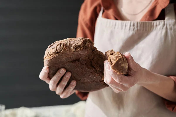 Bagare med hembakat bröd — Stockfoto