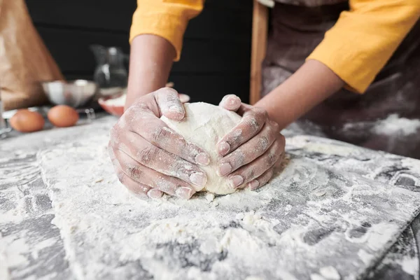 Женщина смешивает тесто для торта — стоковое фото