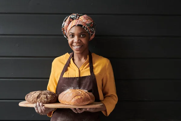 Panadero con pan fresco — Foto de Stock