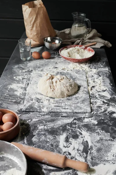 Köksbord med ingredienser för bakning — Stockfoto