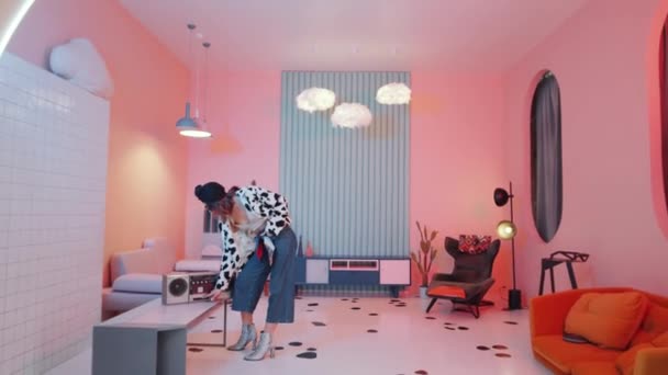 Stijlvolle Jonge Vrouw Trendy Outfit Loopt Retro Studio Met Neon — Stockvideo
