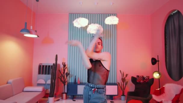 Fishnet Tişörtlü Güneş Gözlüklü Bol Pantolonlu Vogue Yapan Stüdyoda Parlak — Stok video
