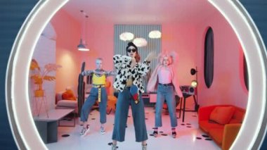 Pembe ışıklandırmalı, retro stil stüdyoda el hareketleri ve dans eden kadın vogue performansı sergileyen üç eksantrik genç bayanın görüntüsünü büyüt.