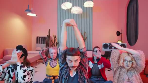 Bröst Upp Skott Team Unga Professionella Vogue Dansare Klädd Hipster — Stockvideo