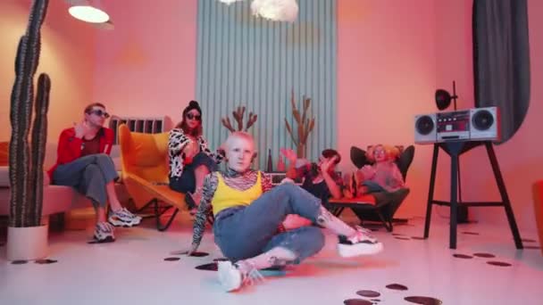 Zooma Skott Shorthaired Kvinnlig Dansare Trendiga Kläder Utför Vogue Dans — Stockvideo