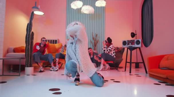 Zoom Mujer Rubia Glamorosa Realizando Danza Moda Arrastrándose Hacia Cámara — Vídeo de stock