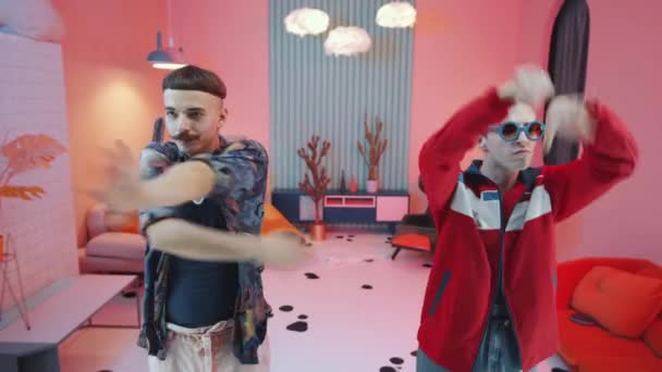 Dva Extravagantní Mužské Tanečníci Hipsterských Oblečení Ukazuje Módní Ruce Výkon — Stock video