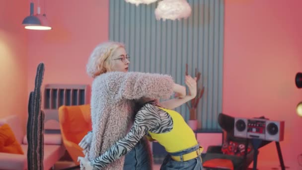 Twee Expressieve Jonge Vrouwen Stijlvolle Outfits Dansen Femme Vogue Samen — Stockvideo