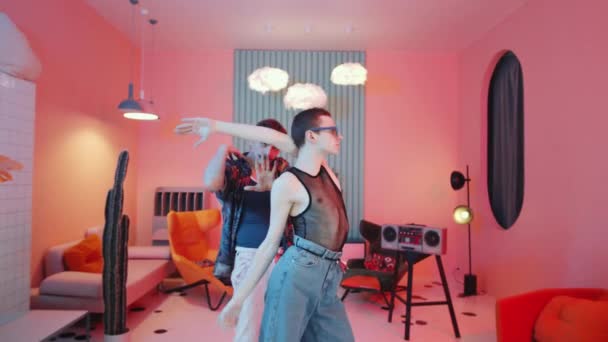Zoom Avant Deux Jeunes Performeurs Dramatiques Tenue Tendance Dansant Ensemble — Video
