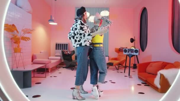 Twee Verleidelijke Vrouwelijke Dansers Stijlvolle Outfits Voeren Dramatische Vogue Dans — Stockvideo