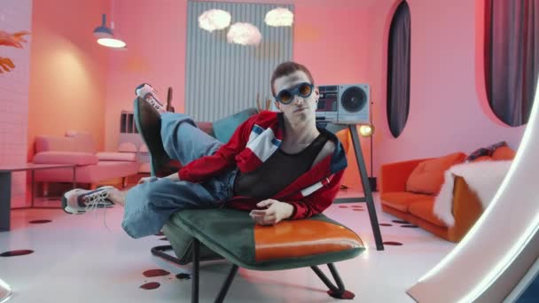 Arco Hombre Excéntrico Traje Moda Gafas Sol Realizando Movimientos Baile — Vídeo de stock