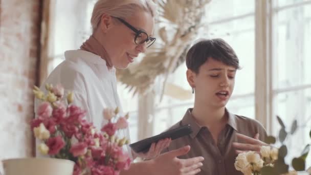 Veselá Žena Středního Věku Drží Digitální Tablet Usmívá Mluví Květinách — Stock video