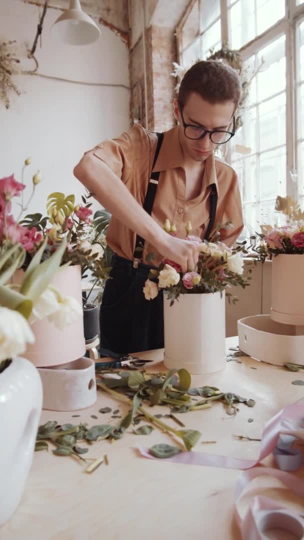 Vertikal Skott Unga Professionella Manliga Florist Förkläde Och Glasögon Gör — Stockvideo