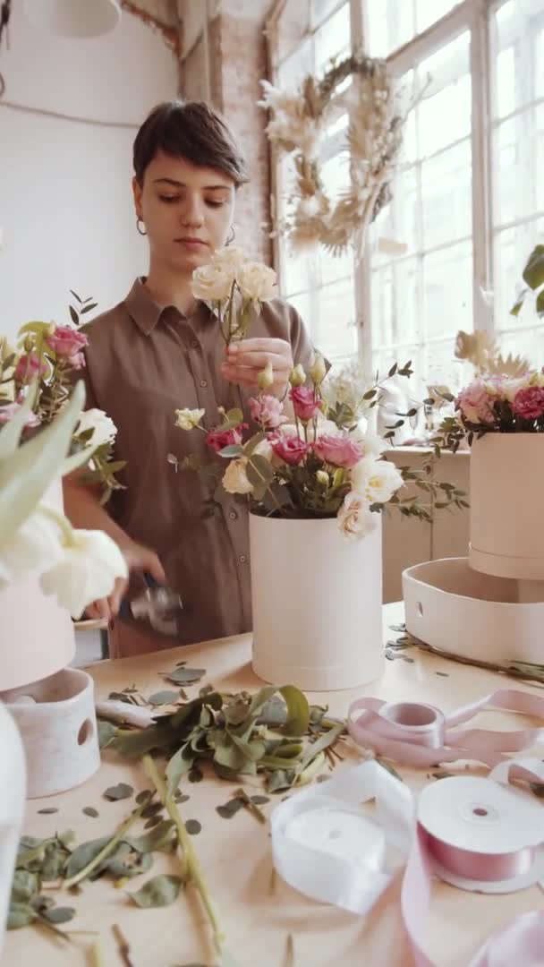 Vertikalt Format Video Unga Shorthaired Kvinnliga Florist Med Beskärning Saxar — Stockvideo