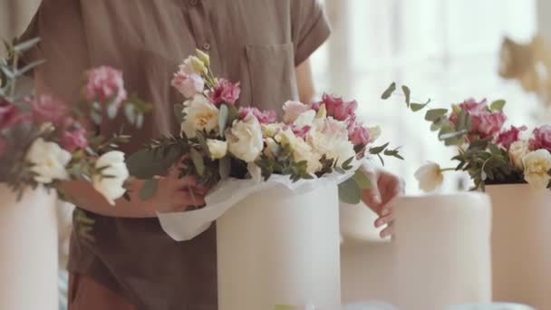 Ung Kvinnlig Florist Tar Vacker Komposition Hattlådan Undersöker Den Och — Stockvideo