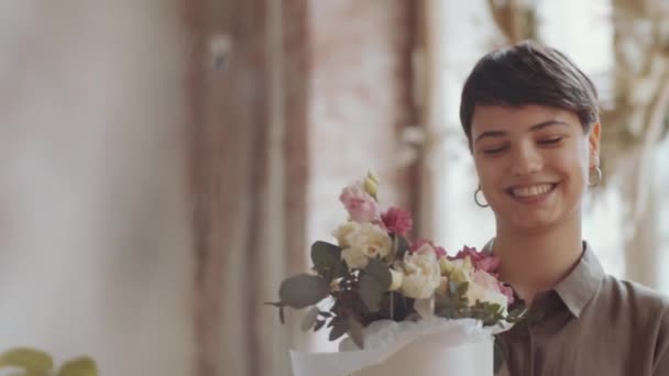 Sklopený Záběr Mladé Šťastné Feny Květinářky Drží Krásné Růže Složení — Stock video