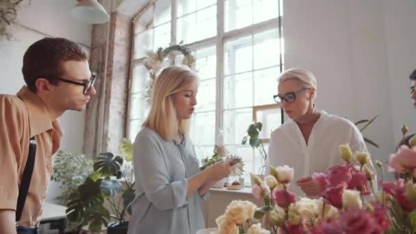 Приваблива Блондинка Флорист Пояснює Демонструє Вирізати Квітковий Стебло Даючи Майстер — стокове відео