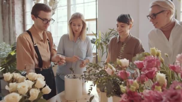 Zoom Shot Van Jonge Man Snijden Decoratieve Groene Takje Zet — Stockvideo