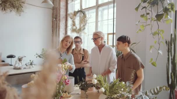 Luta Dig Ner Skott Kvinnliga Florist Visar Hur Man Skär — Stockvideo