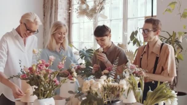 Equipo Floristas Masculinos Femeninos Alegres Edad Mixta Charlando Riendo Mientras — Vídeos de Stock