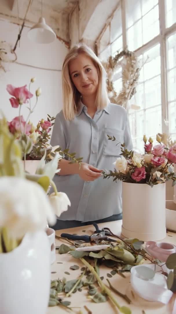 Vertikal Bild Ung Blond Kvinnlig Florist Står Vid Skrivbord Med — Stockvideo