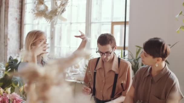 Naklonit Záběr Profesionální Ženské Květinářství Ukazuje Vysvětluje Něco Usmívajícím Kolegům — Stock video