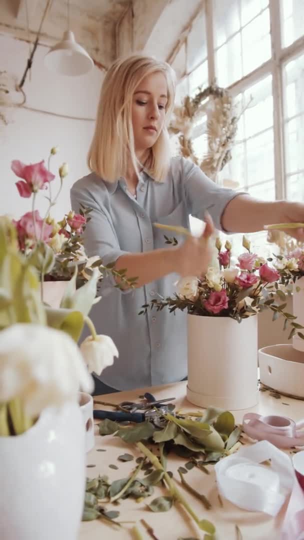 Vertikální Záběr Atraktivní Blondýny Květinářství Pomocí Prořezávání Nůžky Při Aranžování — Stock video