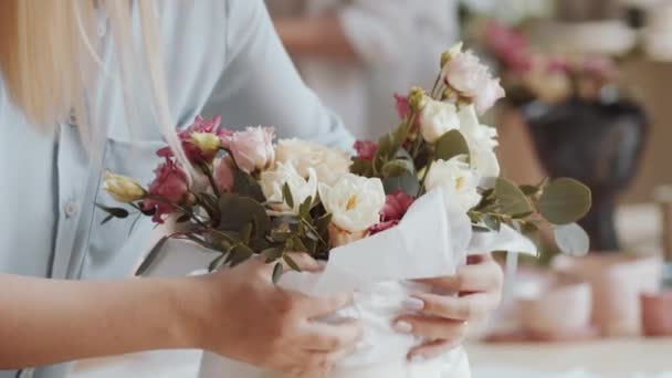 Närbild Skott Händer Kvinnlig Florist Dekorera Vackra Rosor Sammansättning Hatt — Stockvideo