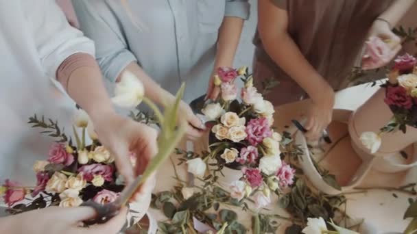 Ovanifrån Närbild Skott Händer Kvinnliga Och Manliga Blomsterhandlare Arrangera Blombuketter — Stockvideo