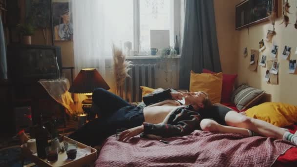 Zoom Avant Jeune Couple Romantique Reposant Sur Lit Maison Fumant — Video