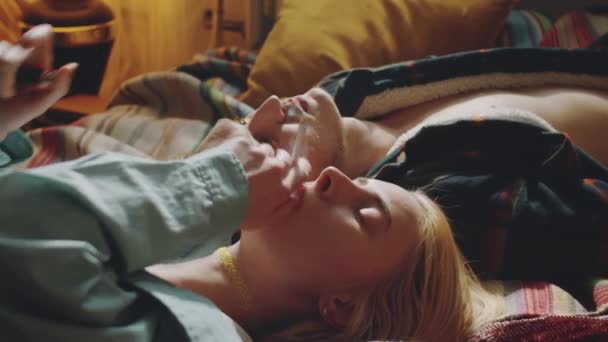 Jeune Femme Blonde Allumant Cigarette Fumant Avec Son Petit Ami — Video