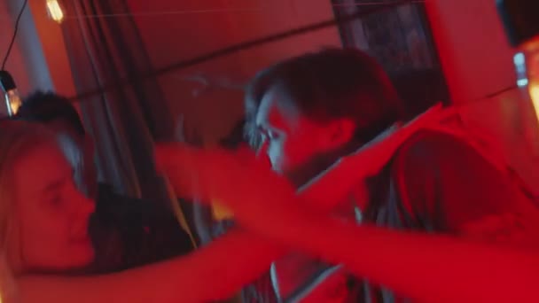 Junges Romantisches Paar Tanzt Zusammen Hause Retro Party Mit Freunden — Stockvideo