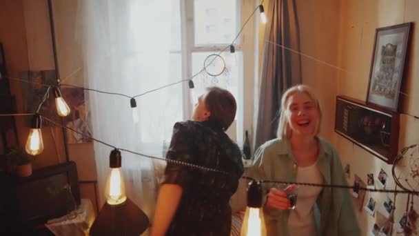 Sklopený Záběr Mladého Veselého Páru Držící Sklenice Alkoholických Nápojů Usmívající — Stock video