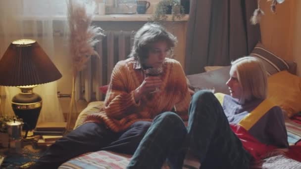 2人の若い美しい女性を保持ワイングラスと何かを議論しながら 自宅でレトロな部屋で休憩 — ストック動画