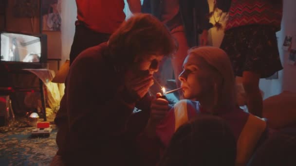 Dvě Mladé Přítelkyně Blesk Cigarety Kouření Retro Domácí Párty Zatímco — Stock video