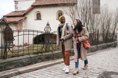 Sokakta yürüyen genç bir çift