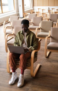 Dizüstü bilgisayarda çalışan adam