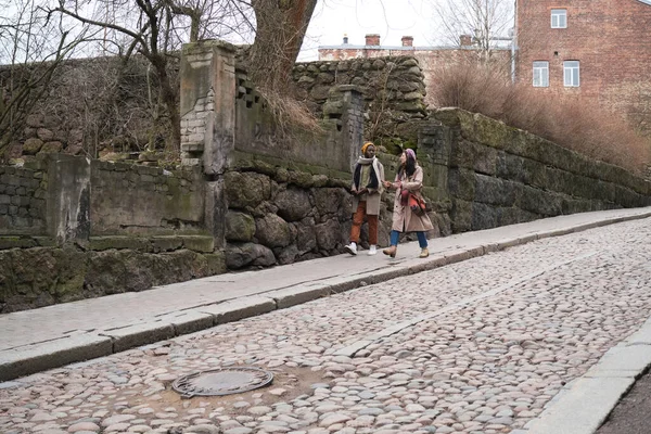 Οι τουρίστες περπατούν κατά μήκος της παλιάς πόλης — Φωτογραφία Αρχείου