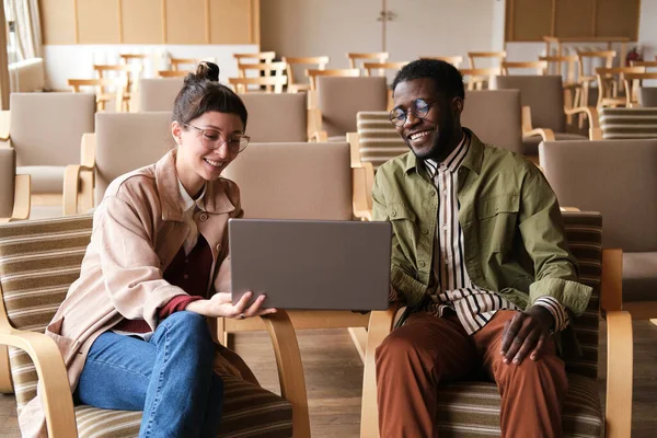 Gente de negocios usando laptop — Foto de Stock