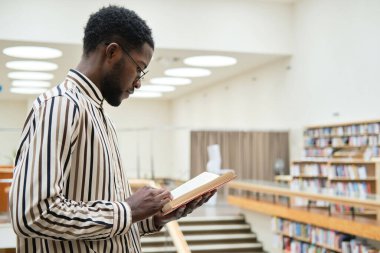 Kütüphanede öğrenen adam