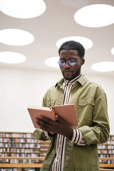 African man reading a book — Stock Photo, Image