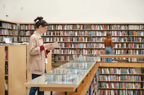 Gente en la biblioteca —  Fotos de Stock