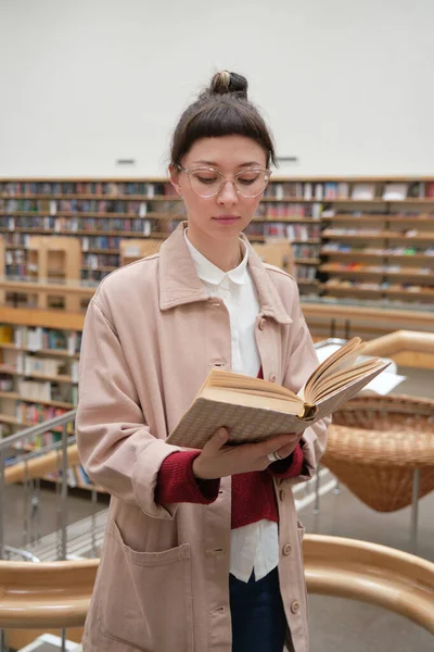 Mujer estudiando en la biblioteca — Foto de Stock