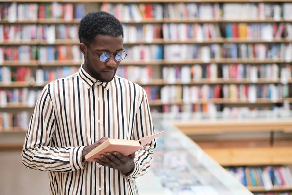 Man examining the book — Stock Photo, Image