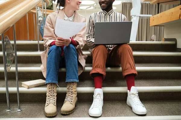 Pareja estudiando juntos — Foto de Stock